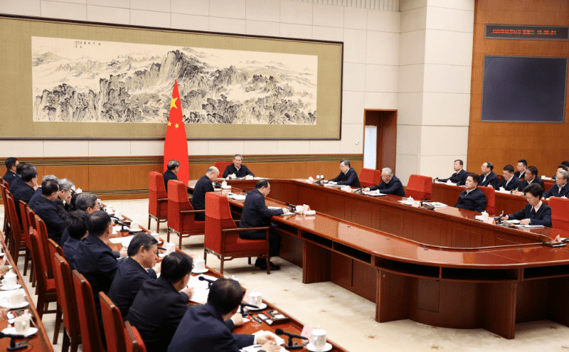 李强主持国务院第七次全体会议：讨论《政府工作报告》稿并动员开年工作