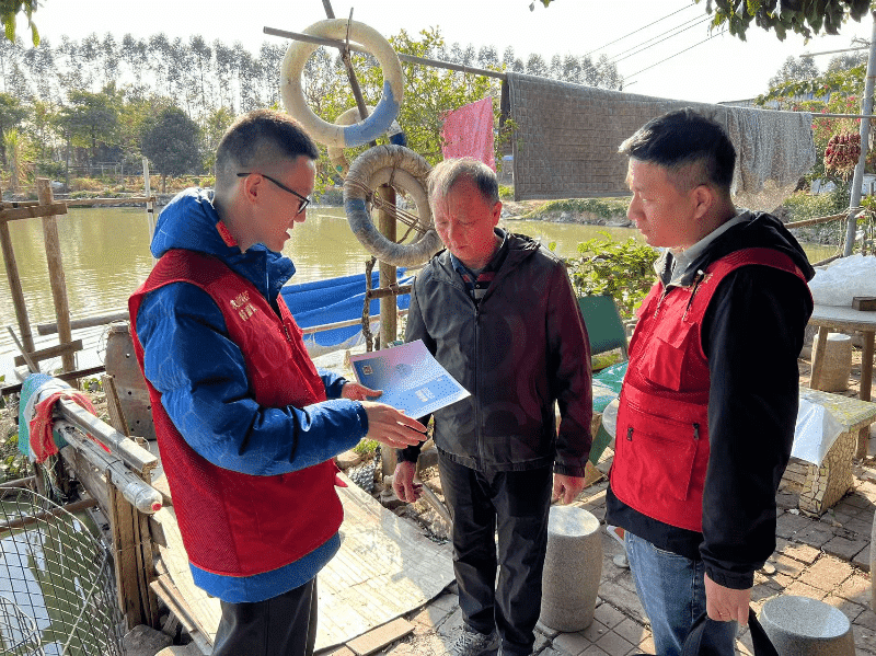 横沥农业科技特派员下田助力农作物御寒越冬