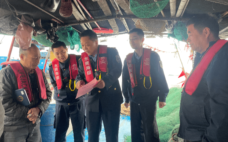 “海洋蓝”护航“春节红”，市海洋综合执法队伍守护渔民新春