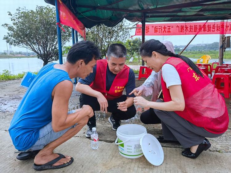 渔业“轻骑兵”送南美白对虾养殖病害防治技术下乡