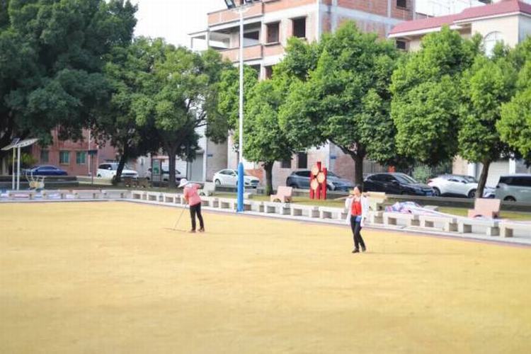 太惊艳！万江篮球场摇身一变“晚稻晒场”，丰收景象超壮观