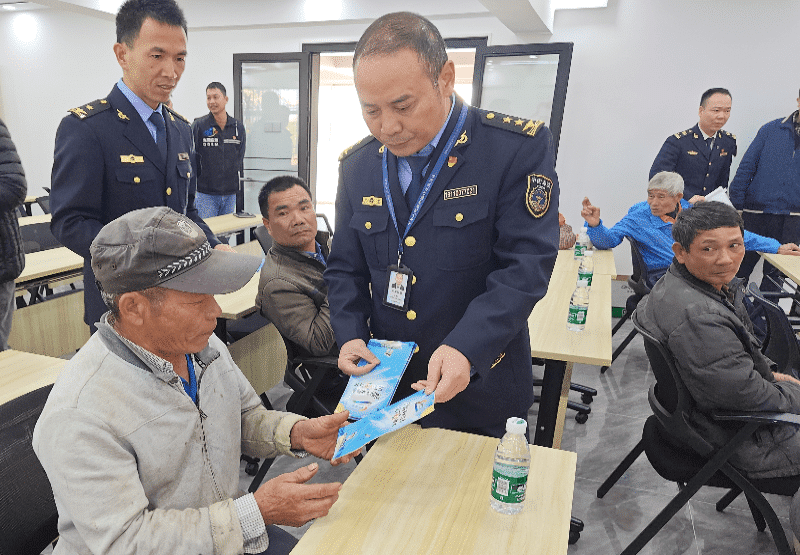 市海洋综合执法支队携手多部门开展乡镇船舶安全管理宣讲活动