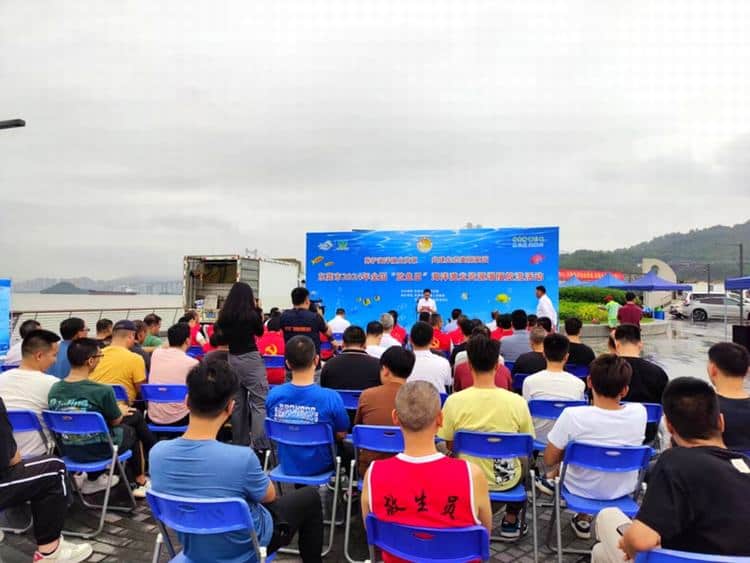 全国“放鱼日”：东莞80万尾鱼苗奔向大海