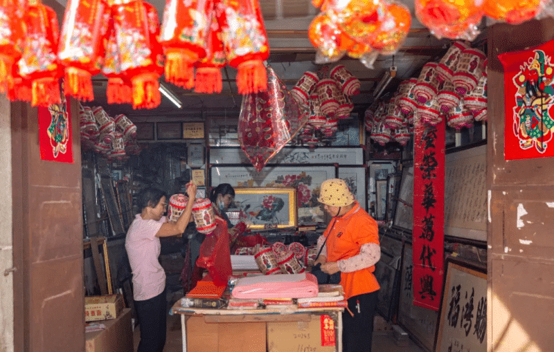 农历八月“送中秋”成风，桥头“阿婆灯笼”走俏