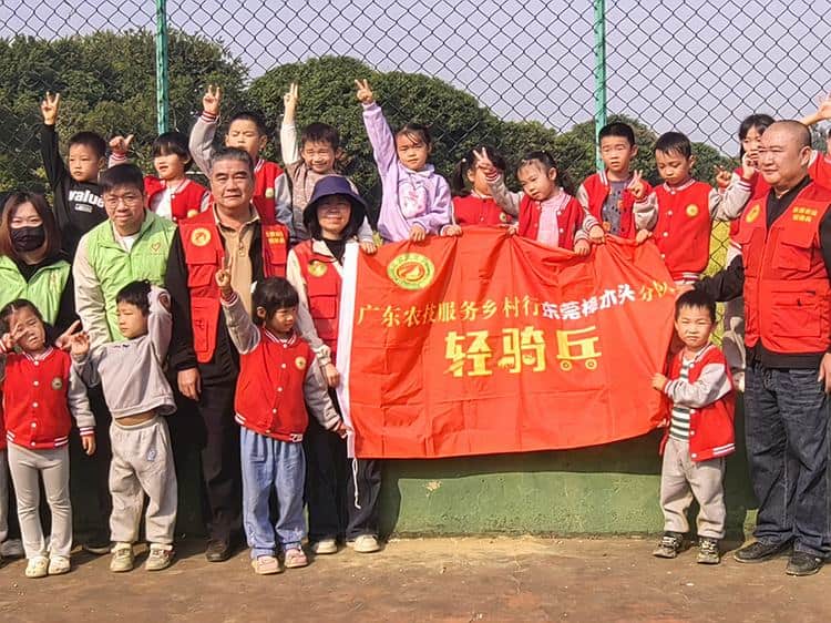 樟木头：农技“轻骑兵”与学生共赴稻香之约