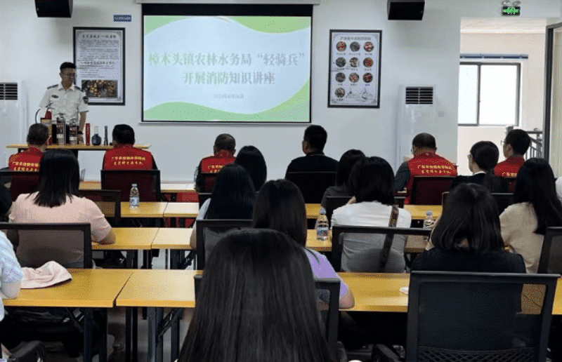 荔枝上市季，樟木头农业部门上门送消防知识“礼包”