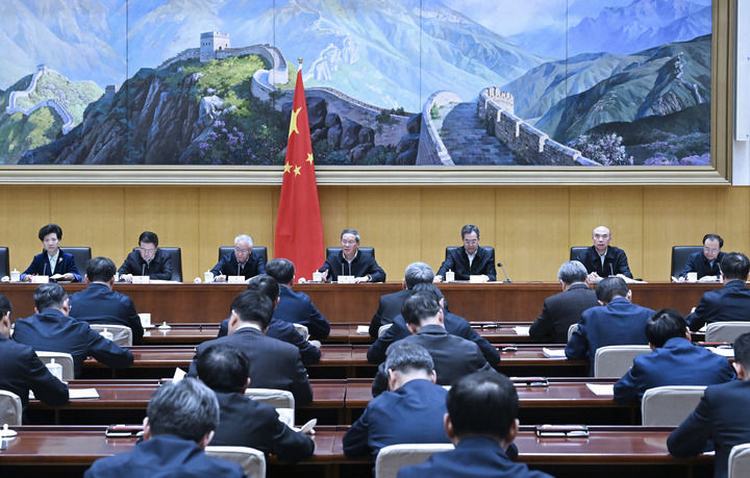 李强主持国务院第八次全体会议：深入贯彻习近平总书记两会重要讲话精神，部署2025年重点工作
