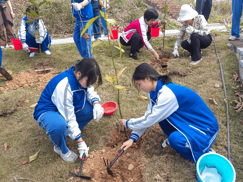 农科中心与经贸学校携手植绿，共绘生态新画卷