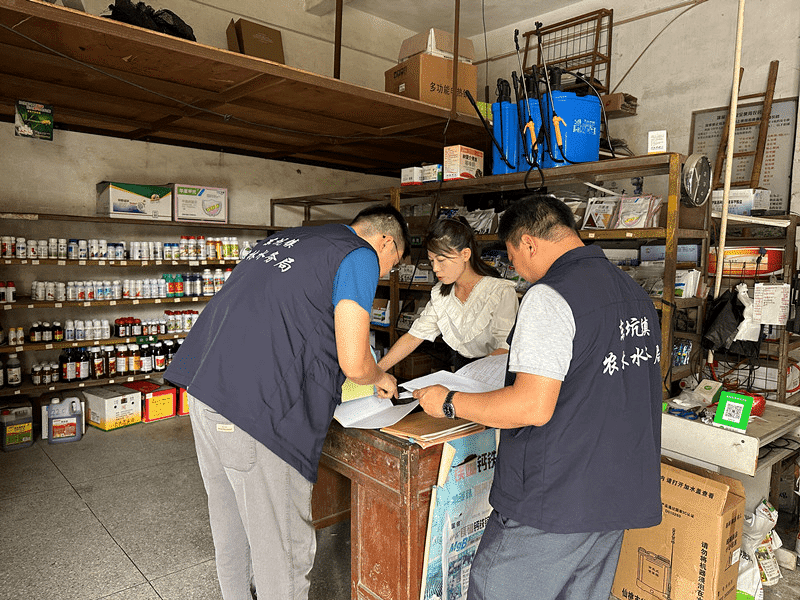东坑巡查农资店，筑牢农业安全防线