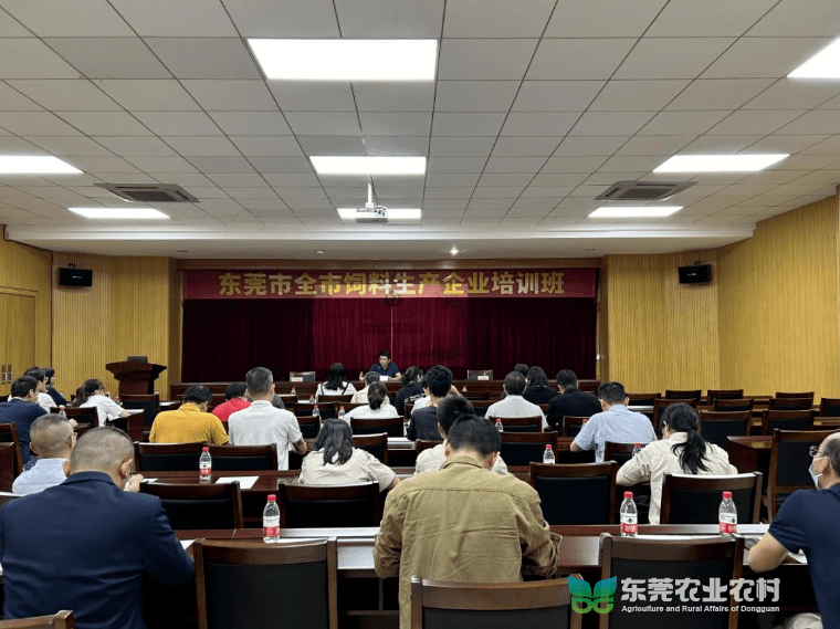 我市开展新颁布饲料标准宣贯及饲料标签注意事项培训活动