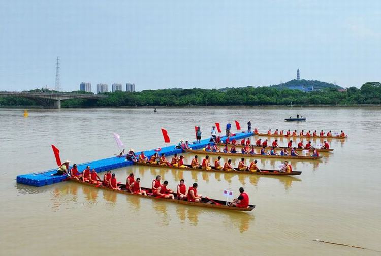 石碣镇刘屋村龙舟竞渡，水上“速度与激情”上演