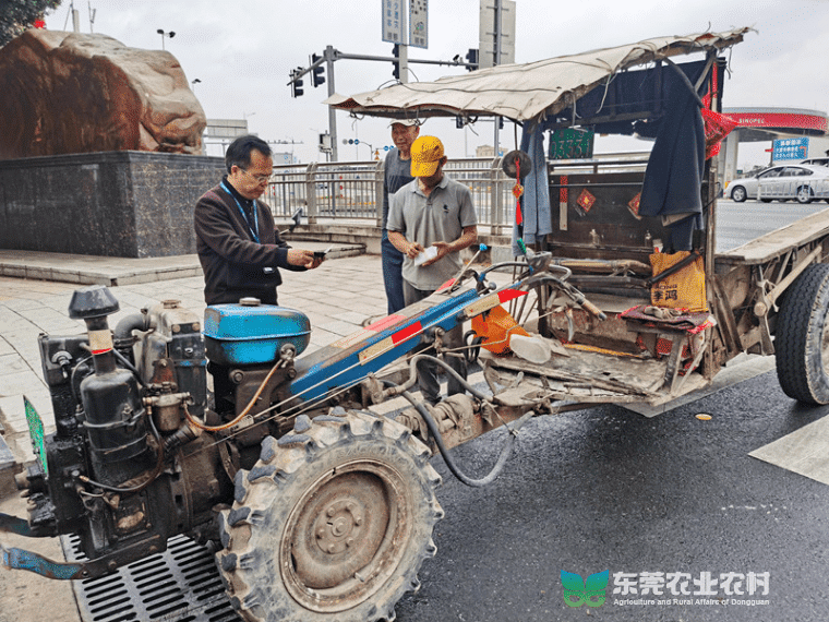 东坑多部门联动开展上路拖拉机执法检查