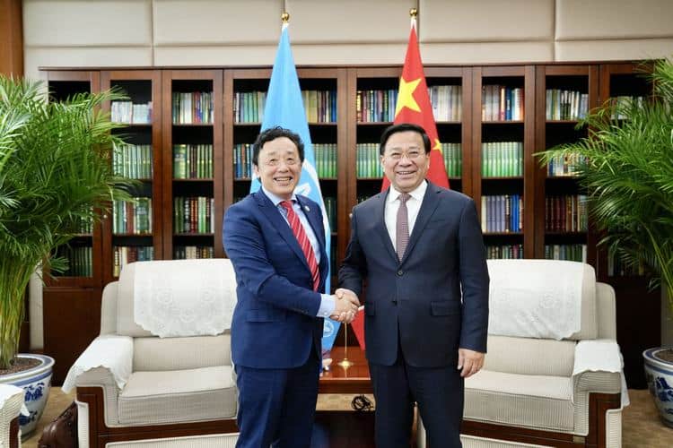 韩俊与联合国粮农组织总干事屈冬玉会面